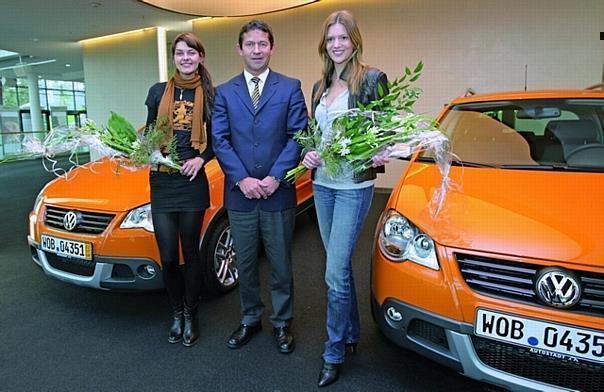 Olaf Ansorge, Leiter Kundencenter Wolfsburg überreicht Christina und Janina ihren Volkswagen CrossPolo. Foto: Auto-Reporter/Volkswagen